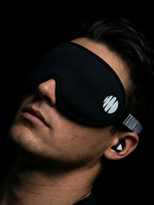 Ein schlafender Mann mit der Eclipse Schlafmaske und Zen Ear-Plugs