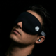 Ein schlafender Mann mit der Eclipse Schlafmaske und Zen Ear-Plugs